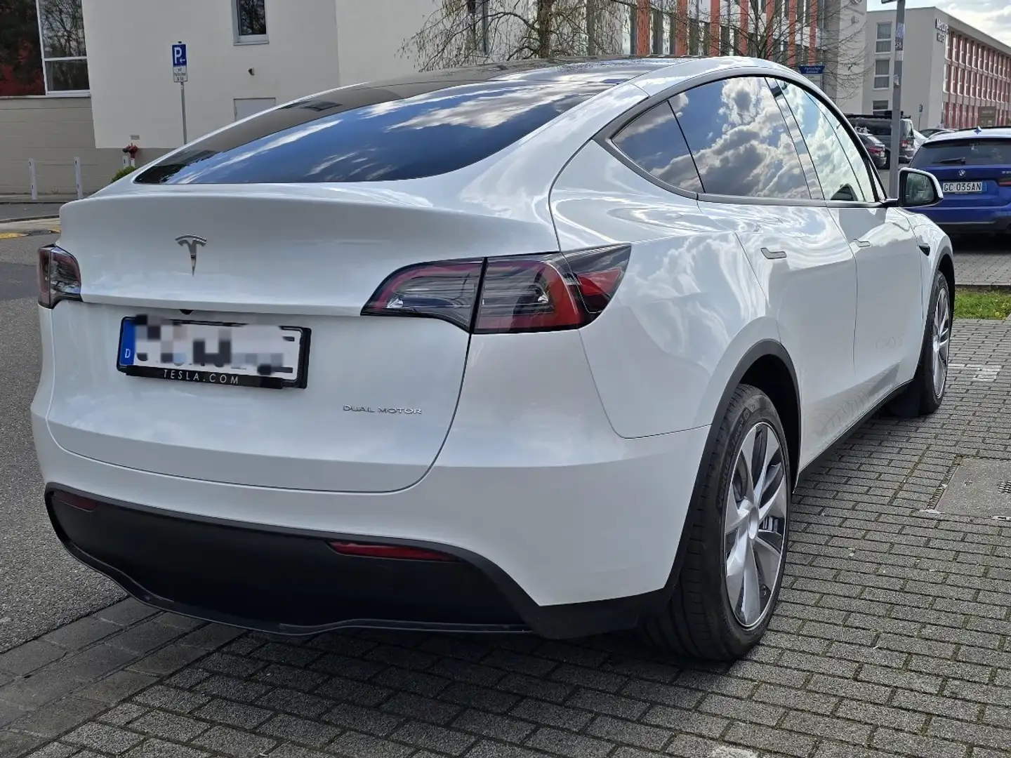 Tesla Model Y Long Range Dual Motor AWD - 2