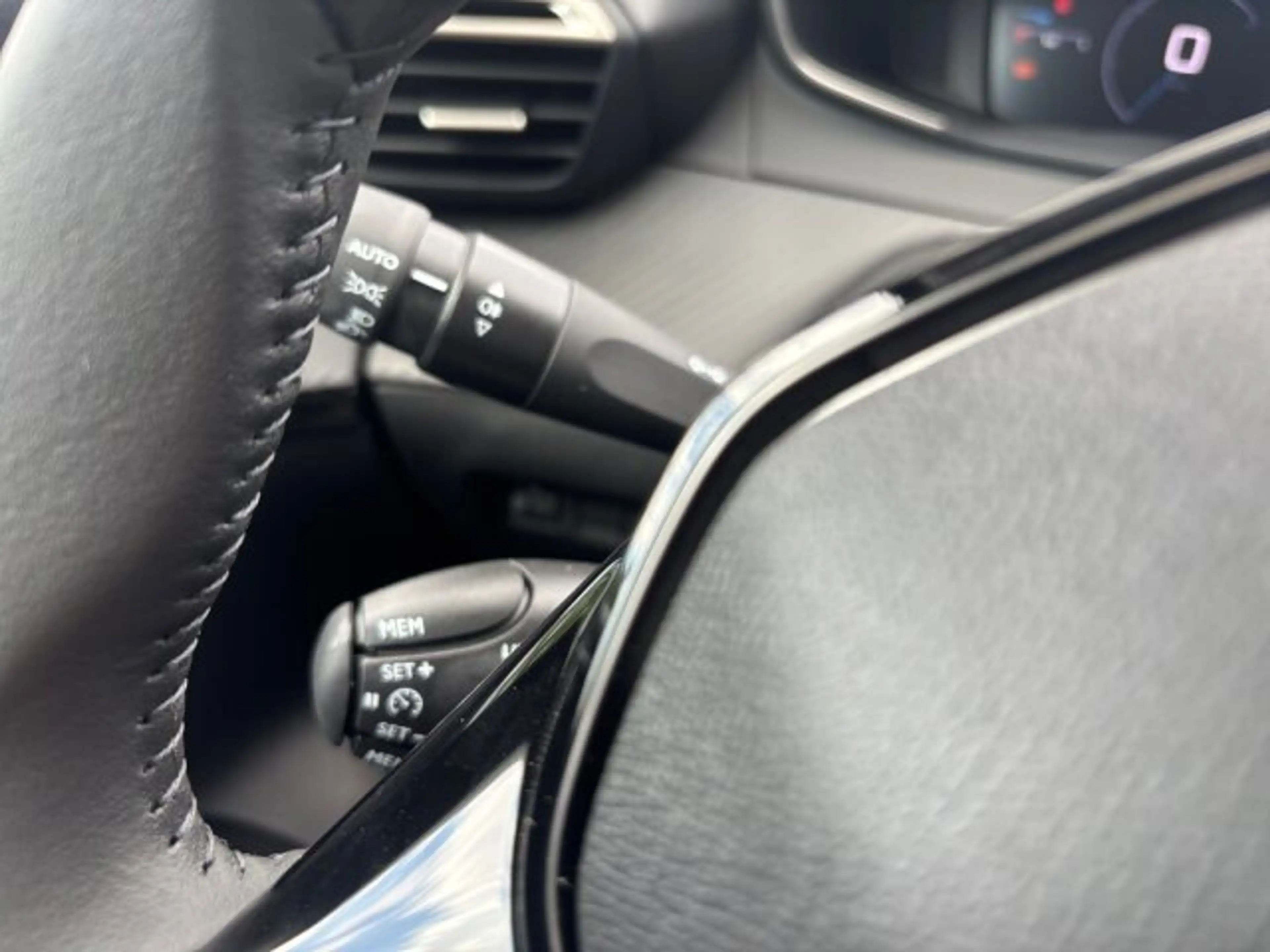 Peugeot 208 208 ALLURE 100 +360°Kamera+Navigation+LED+ — photo 17