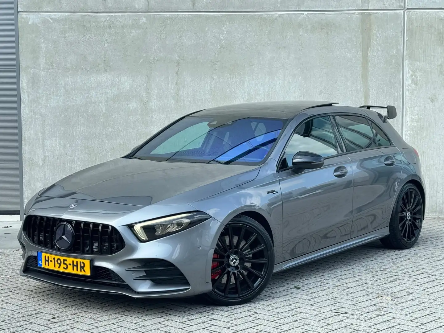 Mercedes-Benz A 250 AMG A35 224pk 2019 PANO|SFEER|19” Grijs - 2