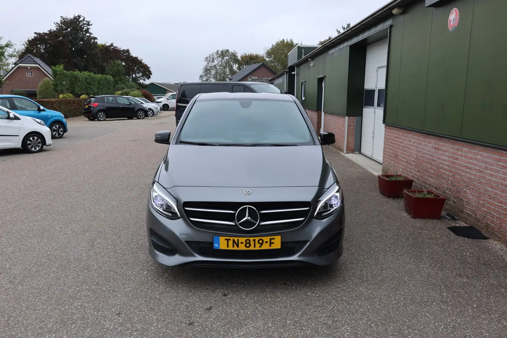 Mercedes-Benz B 180 Ambition, NL, AUTOMAAT, Dealer onderhouden, Navi, Grijs - 2
