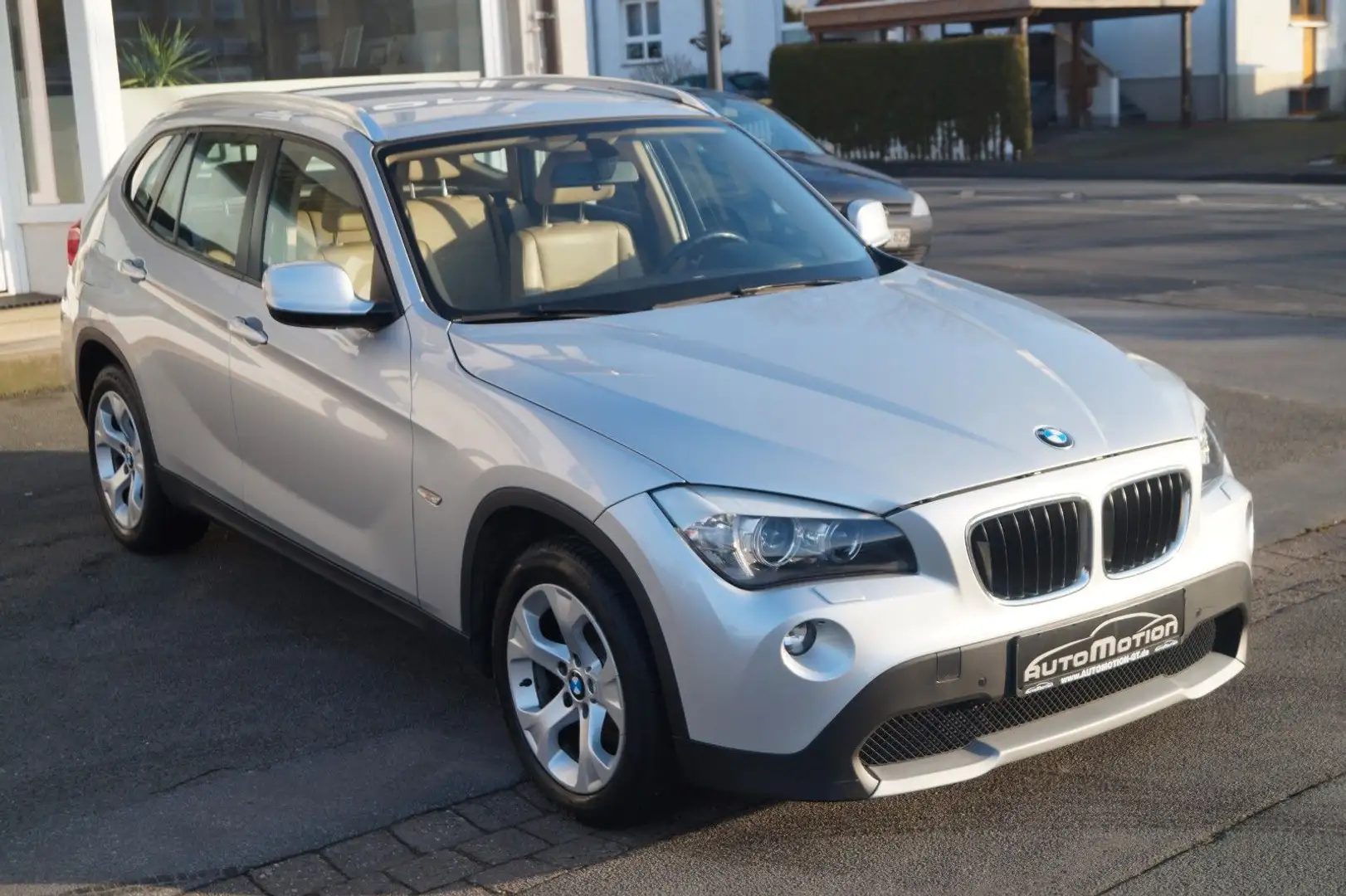 BMW X1 20 i xDrive*Bi-Xenon*Leder*SHZ*PDC*Alu*AHK* Silber - 2