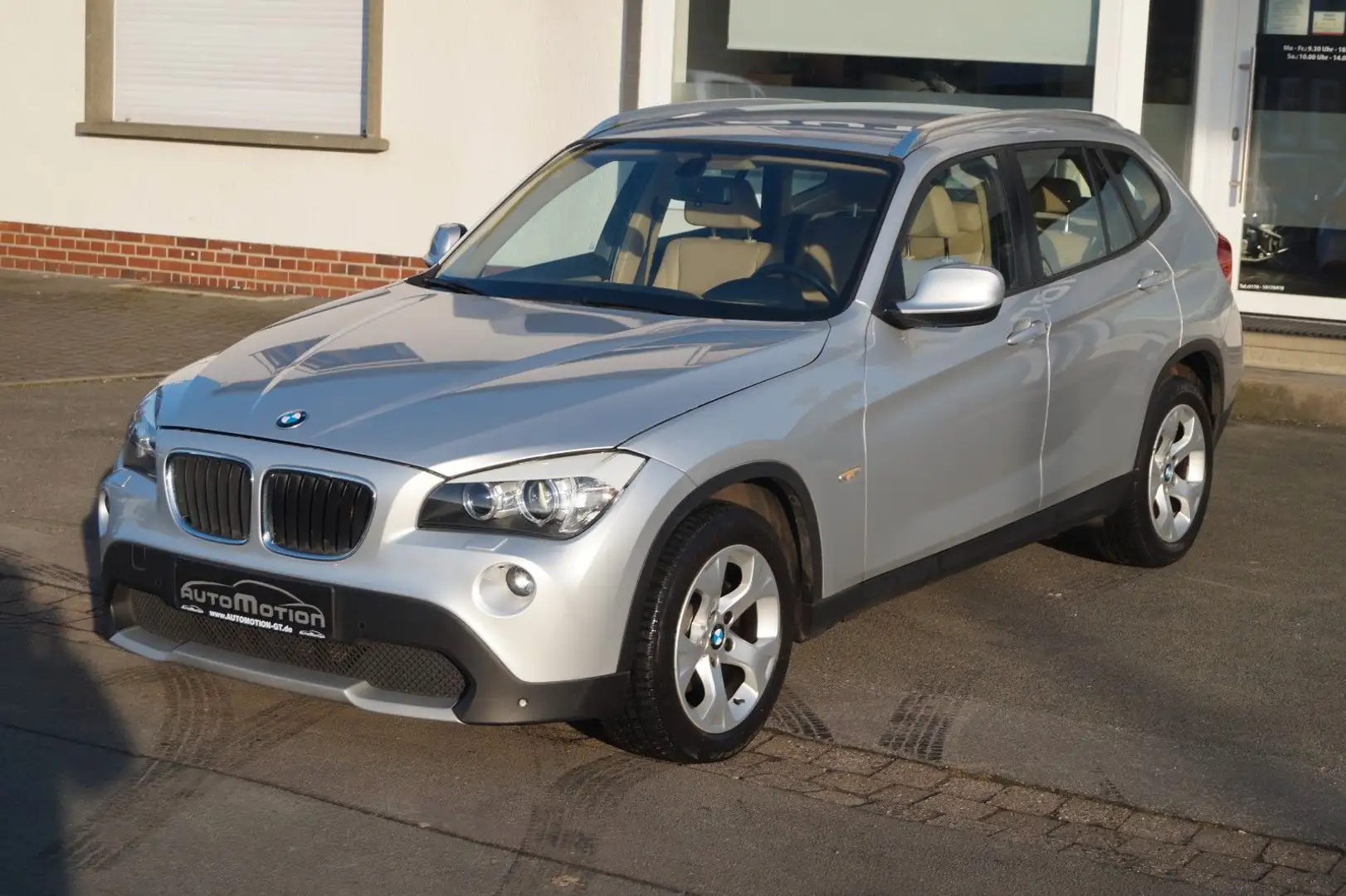 BMW X1 20 i xDrive*Bi-Xenon*Leder*SHZ*PDC*Alu*AHK* Silber - 1