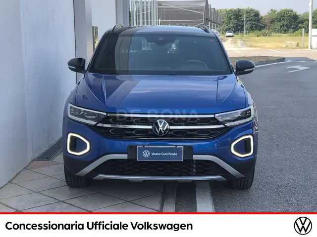 Volkswagen T-Roc view 3