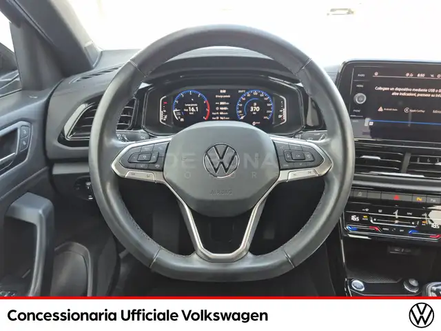 Volkswagen T-Roc view 11