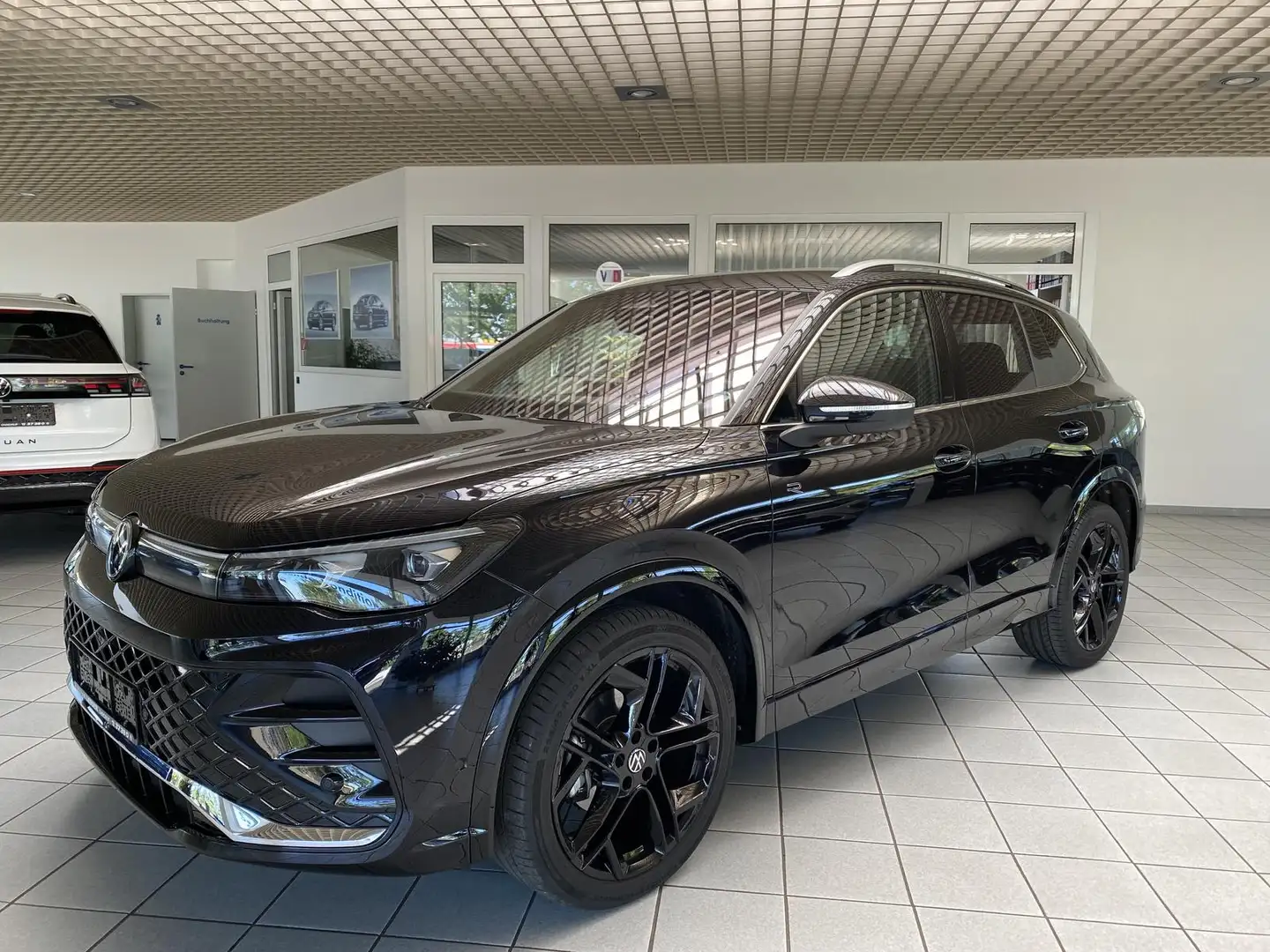 Volkswagen Tiguan 1.5 eTSI*R-Line *NAVI*MATRIX*AHK*ACC*DCC*STANDHZG* Schwarz - 1