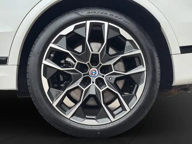 BMW X7 M view 11