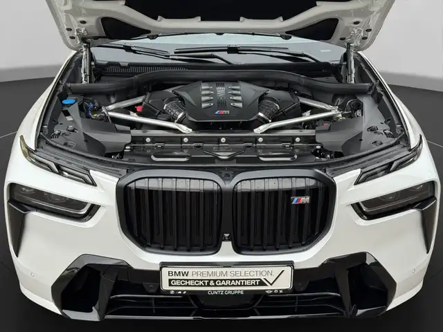 BMW X7 M view 18