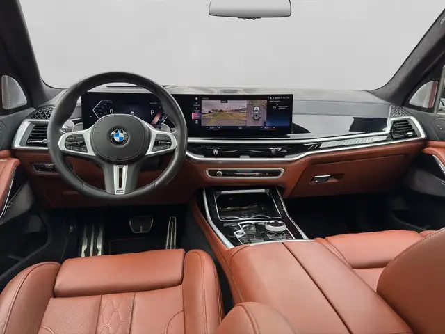 BMW X7 M view 26