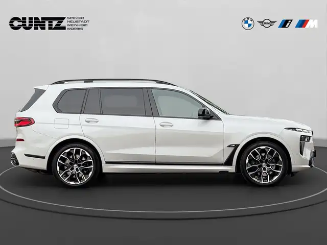 BMW X7 M view 5