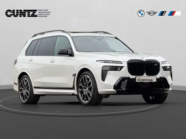 BMW X7 M view 4