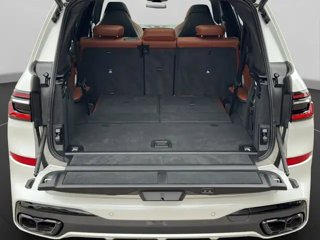 BMW X7 M view 16
