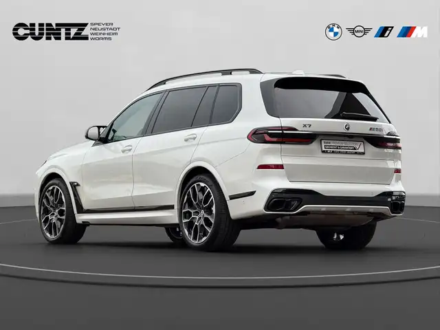 BMW X7 M view 8