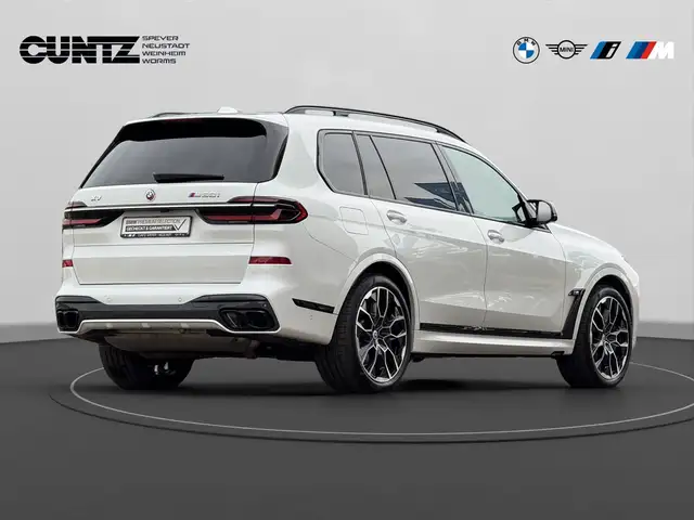BMW X7 M view 6