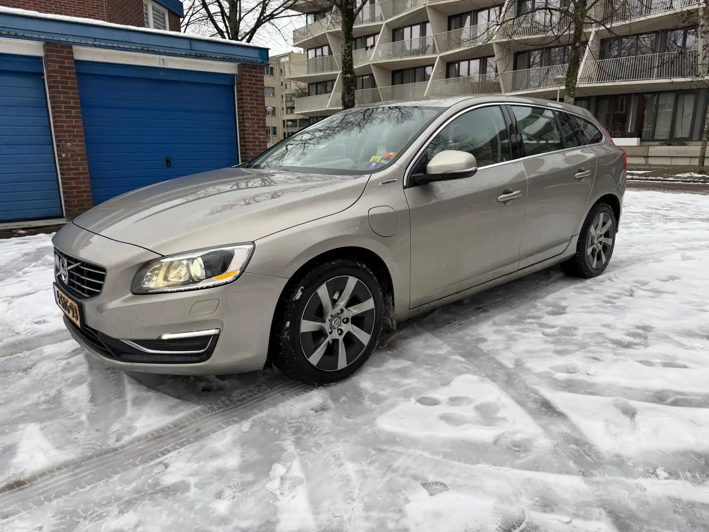 Volvo V60 2.4 D6 AWD Plug-In Hybrid Summum Leder Cruise Grau - 1