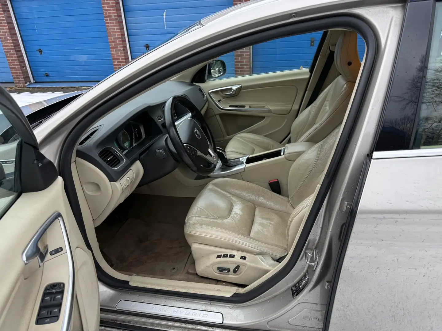 Volvo V60 2.4 D6 AWD Plug-In Hybrid Summum Leder Cruise Grau - 2