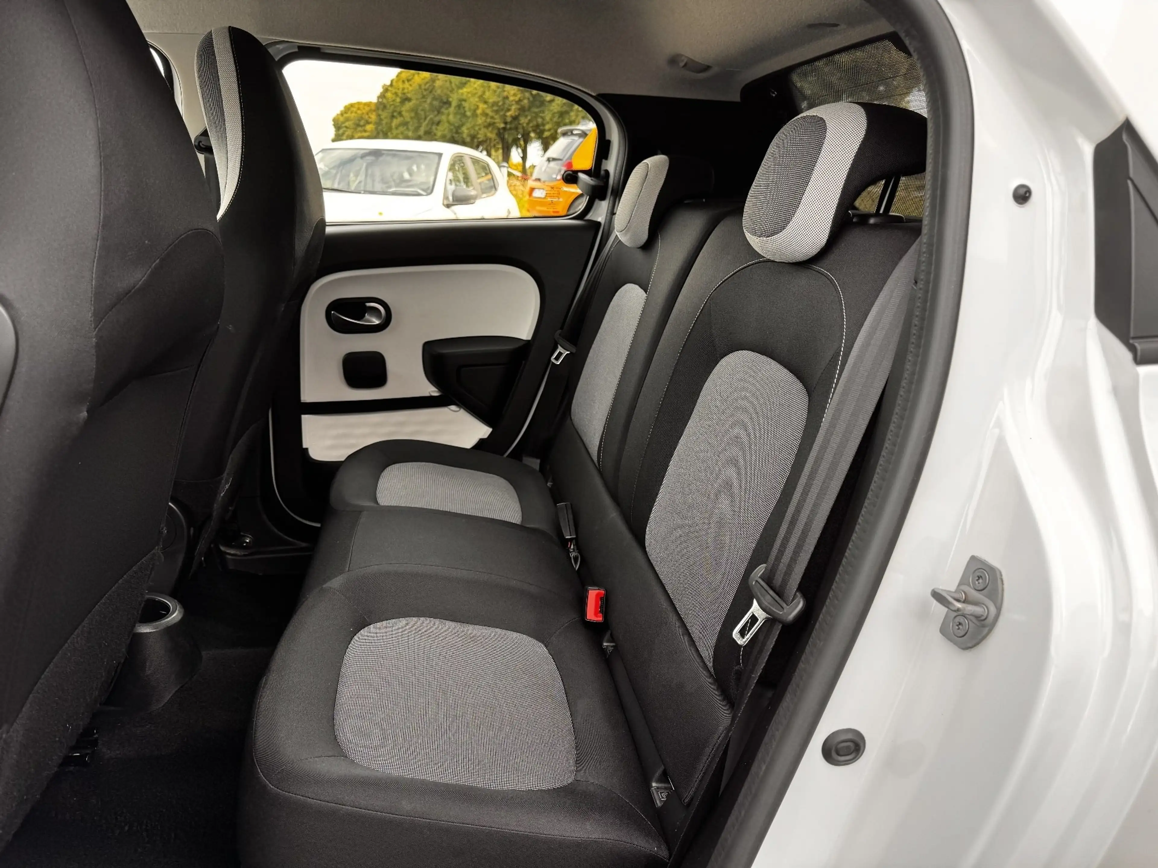 Renault Twingo E-TECH EQUILIBRE WINTER+PDC+ — photo 11