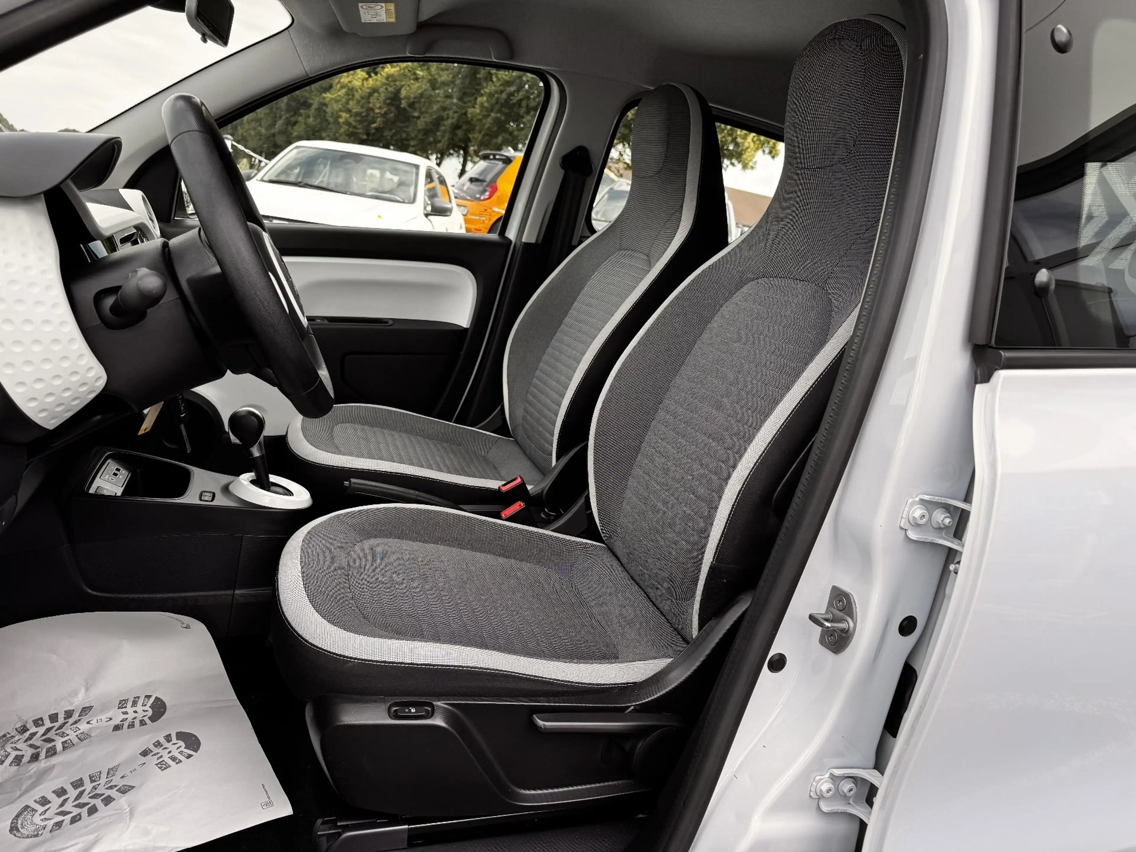 Renault Twingo E-TECH EQUILIBRE WINTER+PDC+ — photo 13