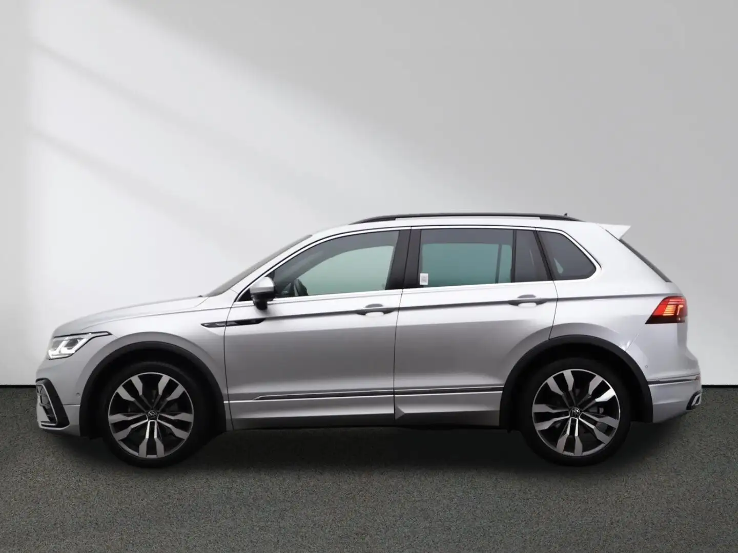 Volkswagen Tiguan R-Line 2.0 TDI CarPlay Matrix Pano AHK Zilver - 2