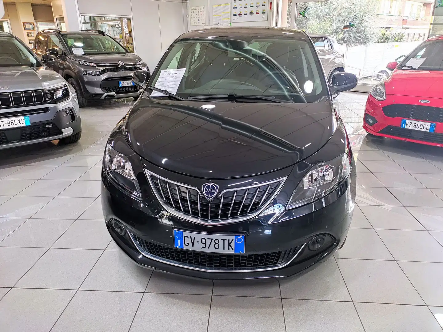 Lancia Ypsilon 1.0 FireFly 5 porte S&S Hybrid Platino Nero - 2
