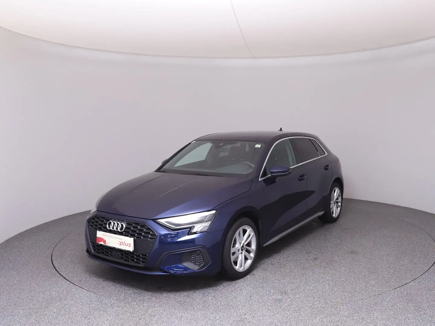 Audi A3 30 TFSI intense Blau - 1