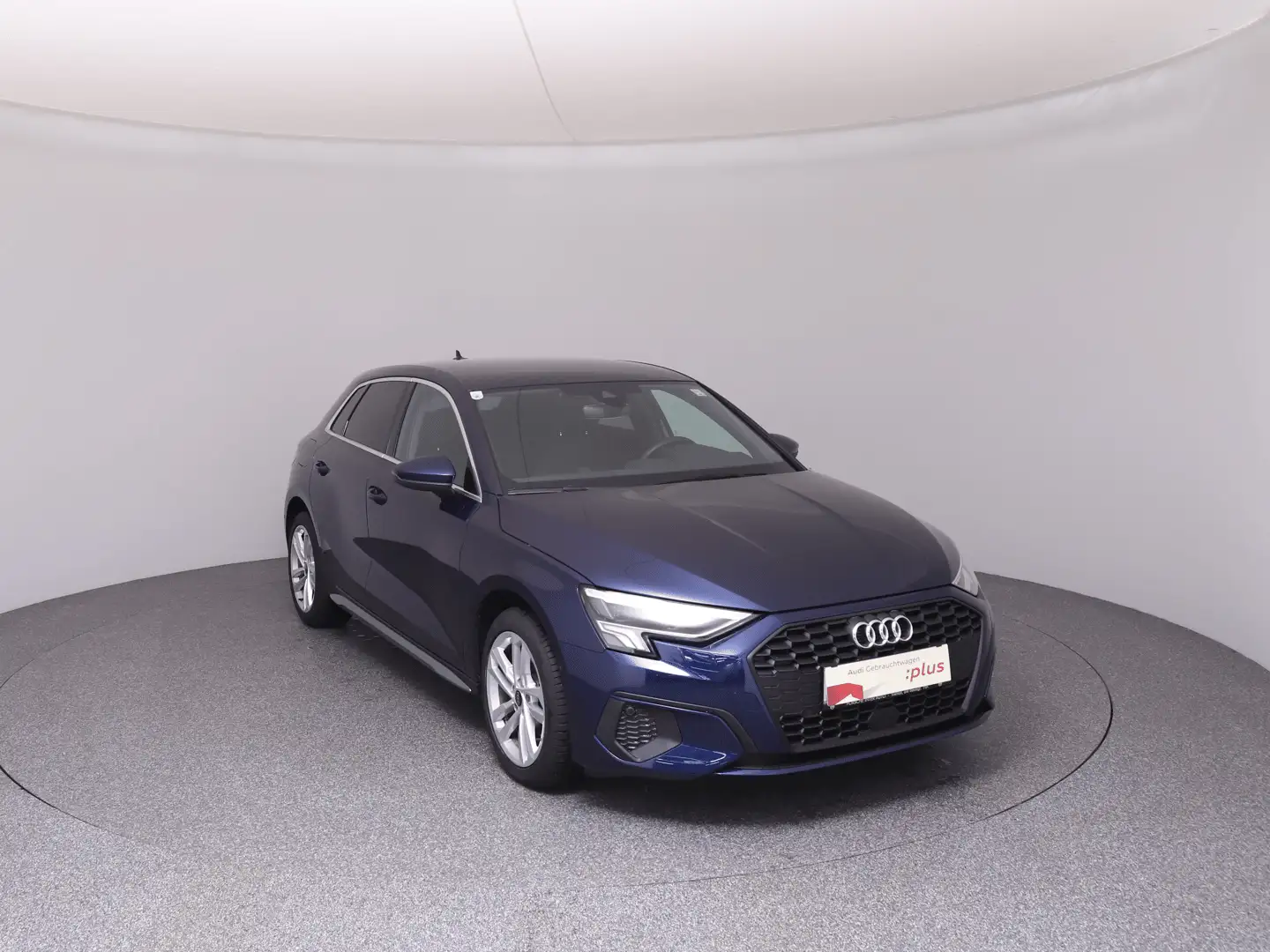 Audi A3 30 TFSI intense Blau - 2