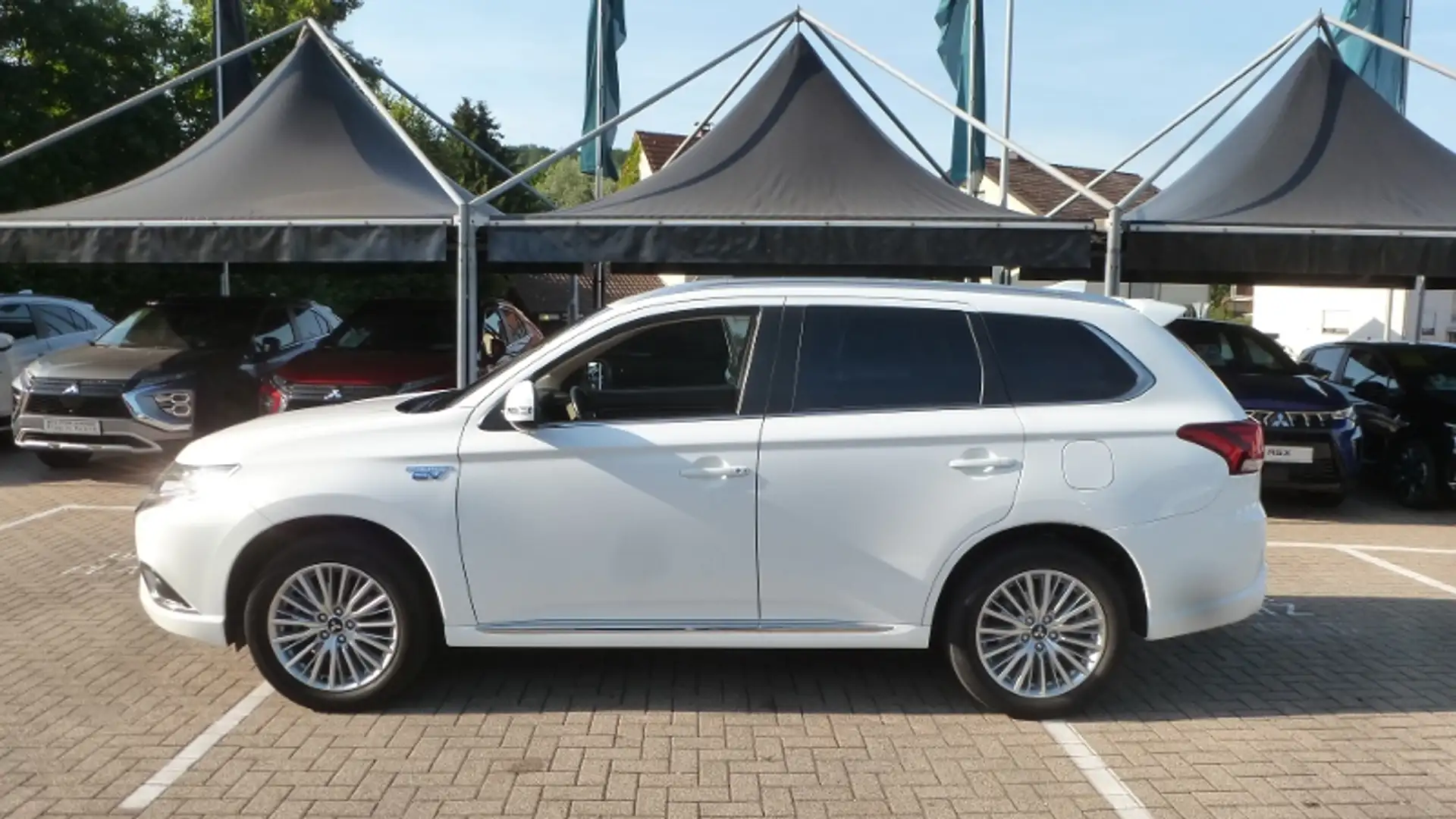 Mitsubishi Outlander 2.4 Plug-in Hybrid BASIS mit AHK Weiß - 2