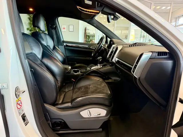 Porsche Cayenne view 13