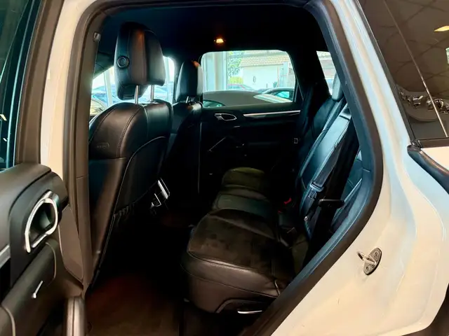 Porsche Cayenne view 10