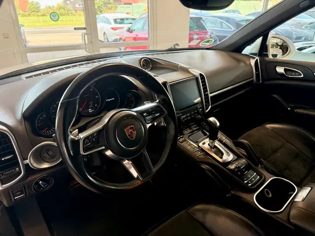 Porsche Cayenne view 15