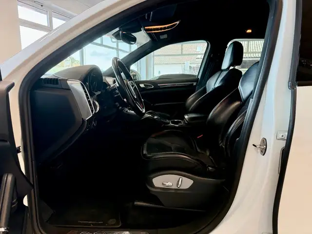 Porsche Cayenne view 9