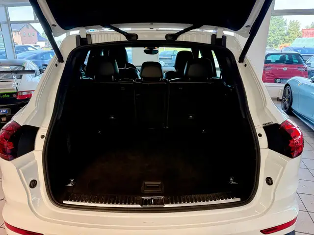 Porsche Cayenne view 11