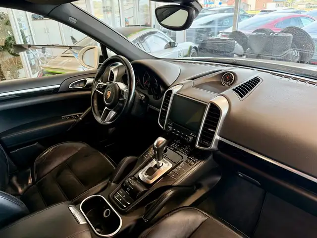 Porsche Cayenne view 14