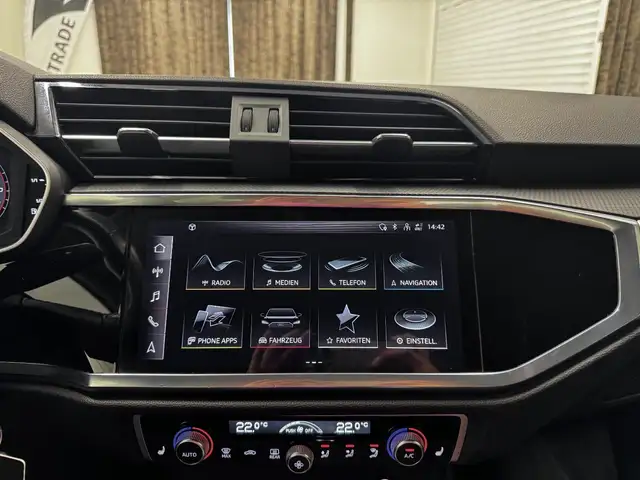Audi Q3 view 19