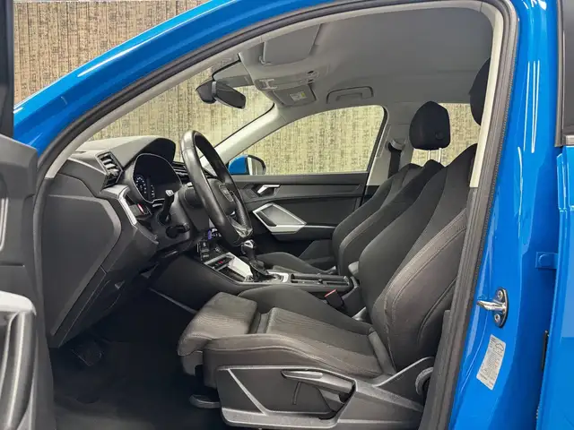 Audi Q3 view 10