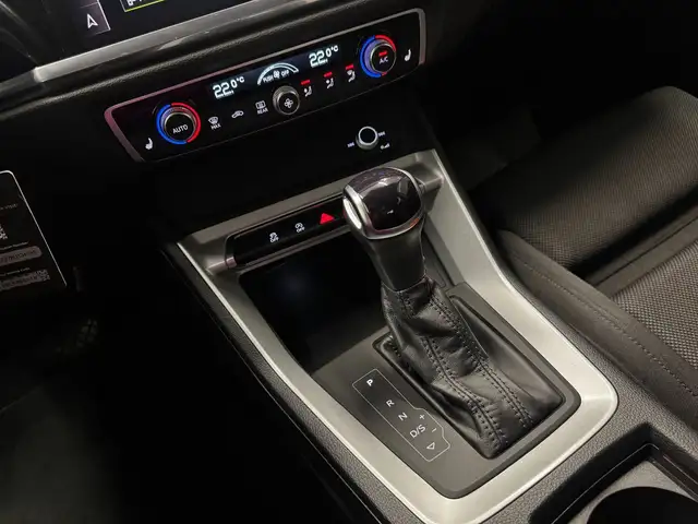 Audi Q3 view 16