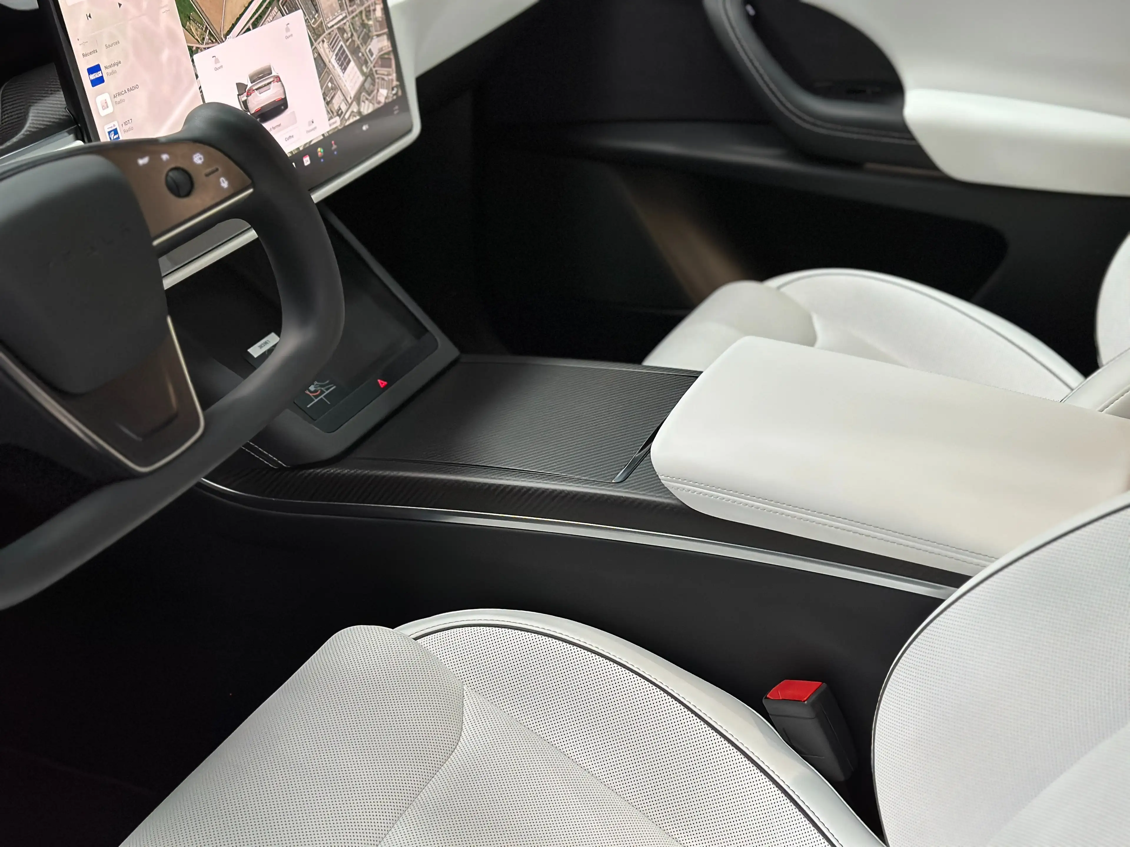 Tesla Model X PLAID - WHITE INTERIOR - 6 SEAT - 22" WHEELS — photo 12