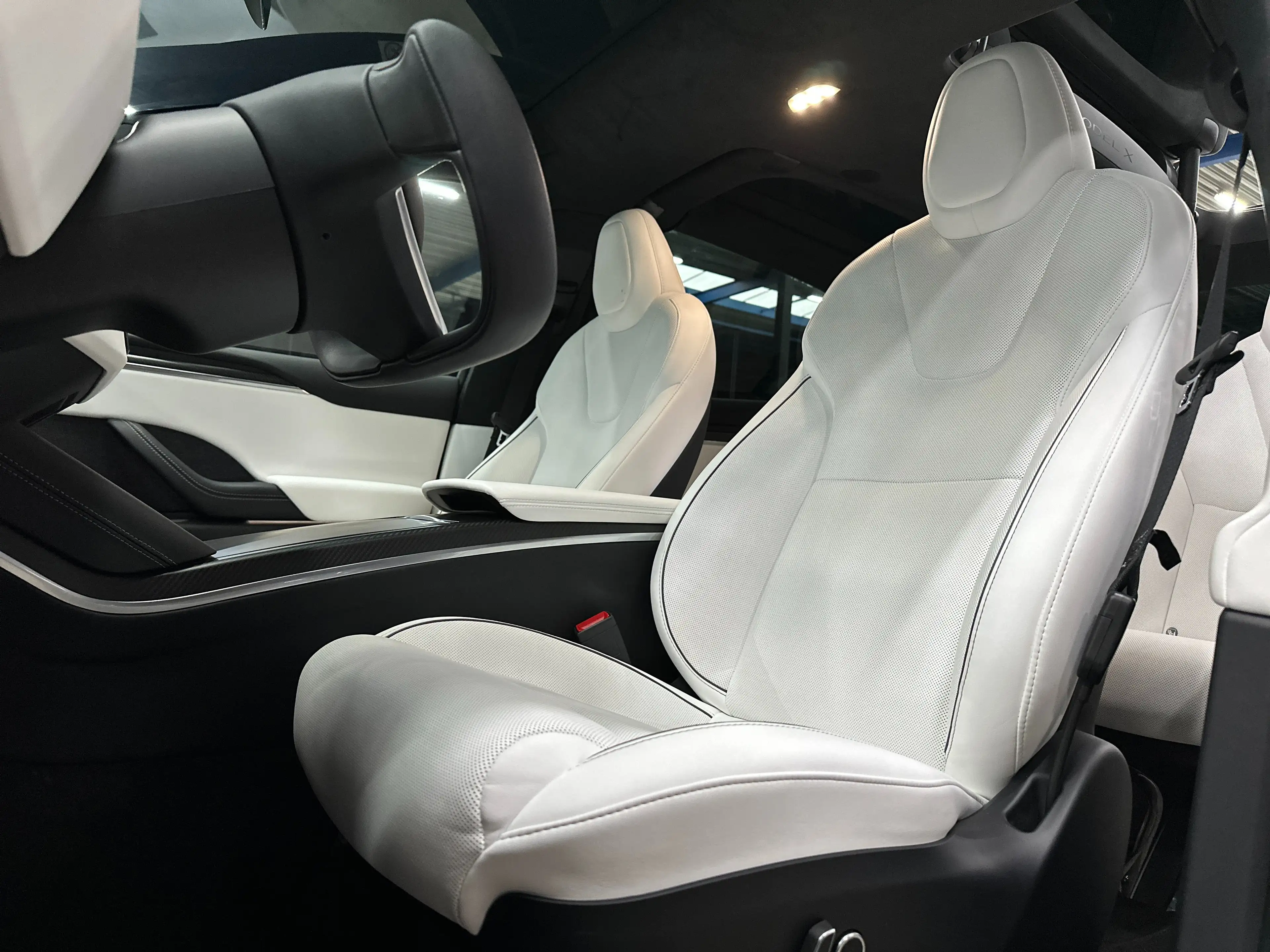 Tesla Model X PLAID - WHITE INTERIOR - 6 SEAT - 22" WHEELS — photo 14