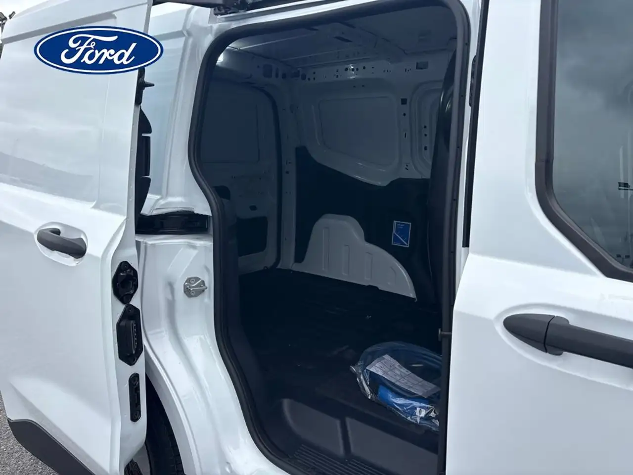 Ford Transit Courier 2026 — фото 13