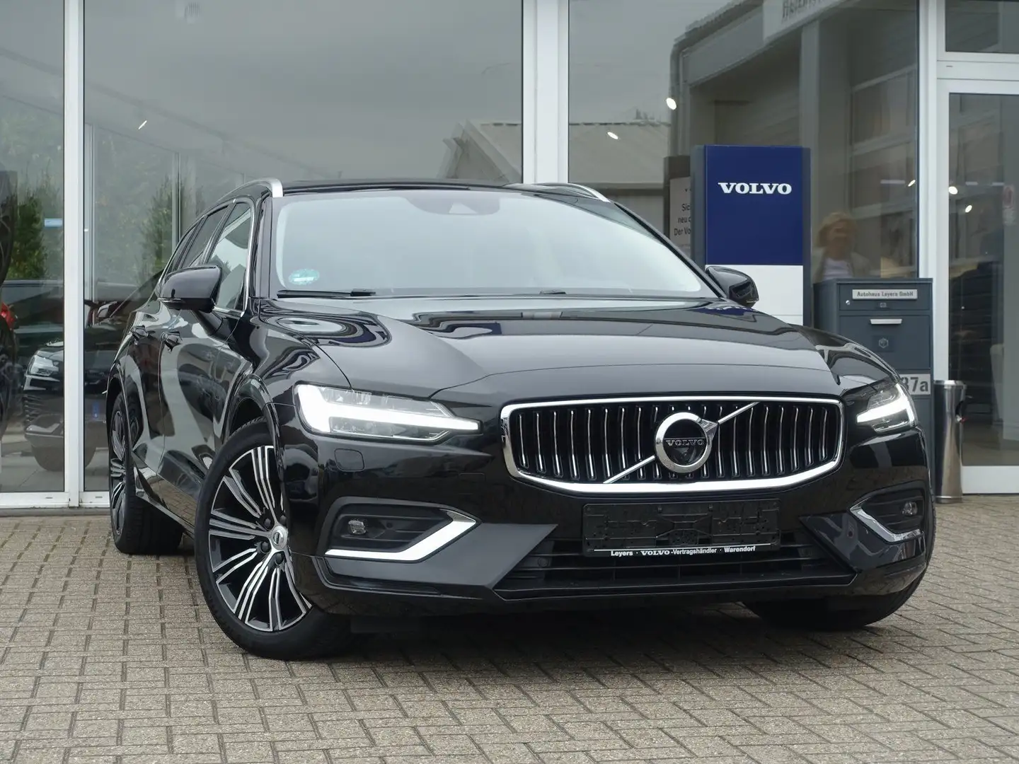 Volvo V60 B4 Mild-Hybrid Benzin Inscription/AHK/Pano Zwart - 2