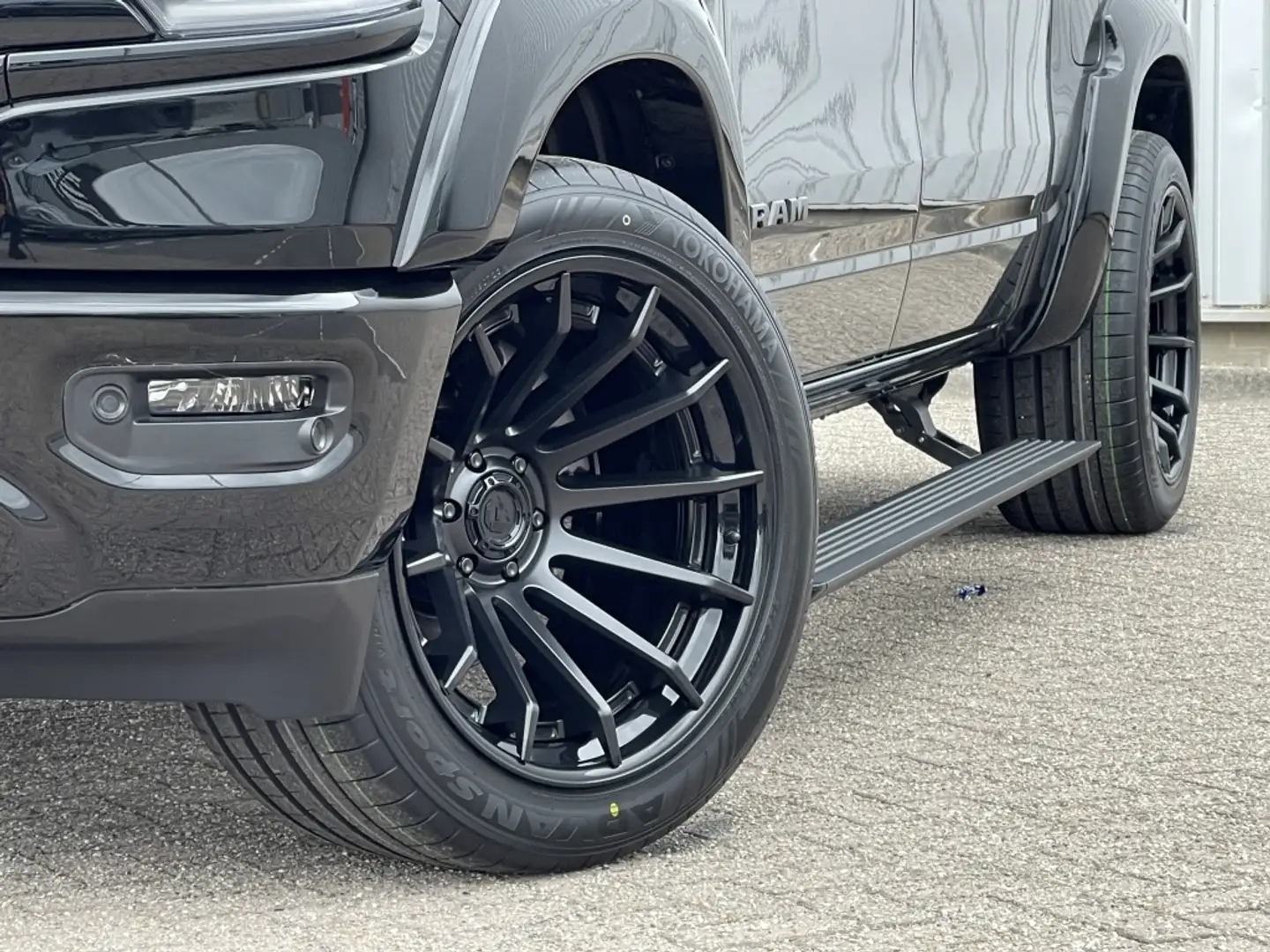 Dodge RAM 1500 pick up HEMI V8 4x4 Crew Cab Limited Night Zwart - 2