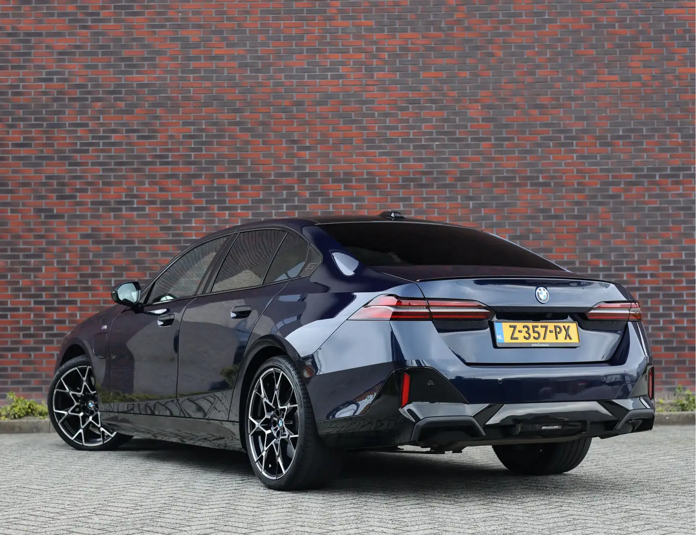 BMW 550 5-serie 550e xDrive | M-Performance - Pano - Trekh Blauw - 2