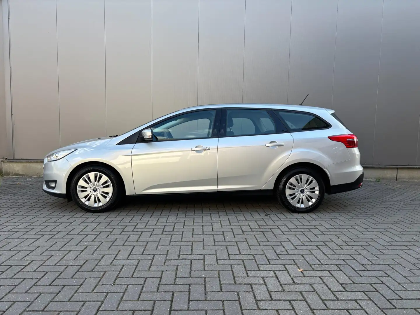 Ford Focus Wagon 1.0 Lease Edition Gris - 2
