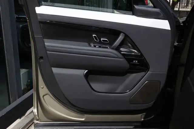 Land Rover Range Rover Sport view 12