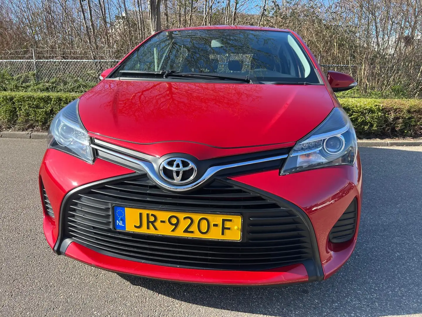 Toyota Yaris 1.0 VVT-i Now Lage KM stand 1e eigenaar Rood - 2