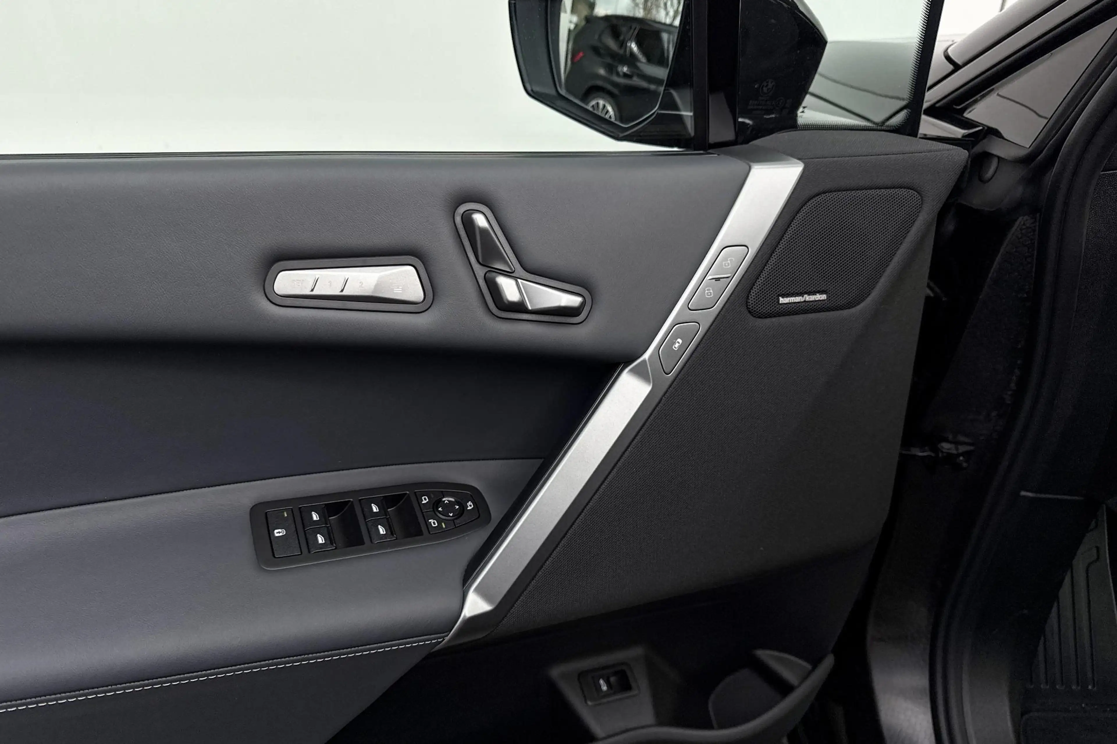 BMW iX xDrive60 112 kWh | M-Sport PRO | Innovation Pack | — photo 9