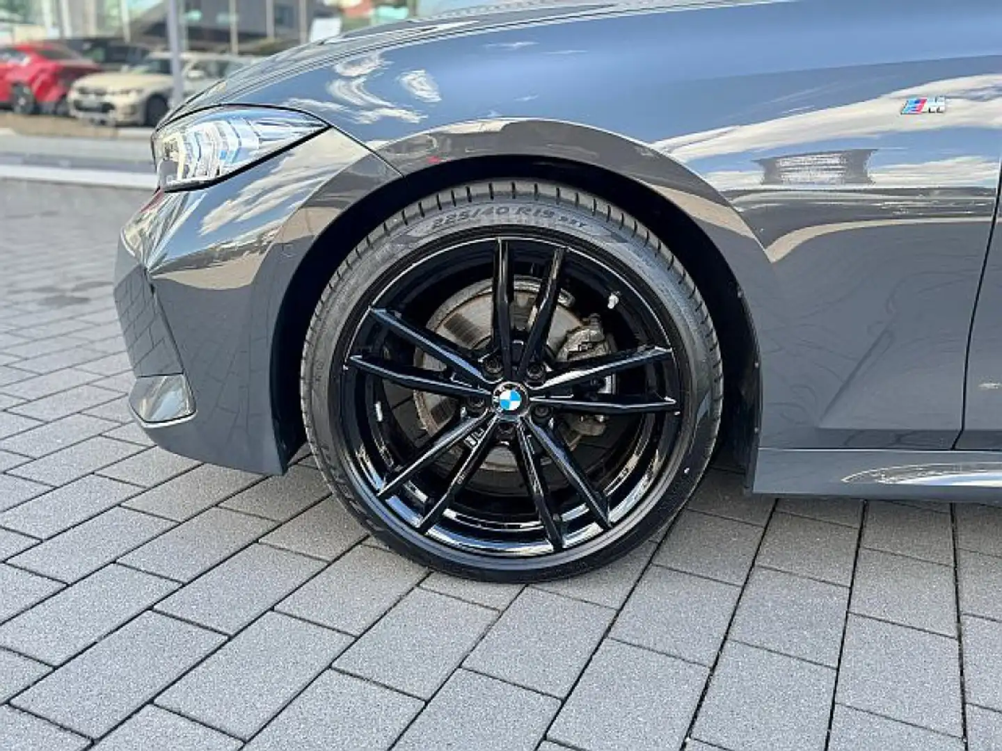 BMW 320 d xDrive Tour M Sport AHK*ACC°AdLED-19-HIFI Grijs - 2