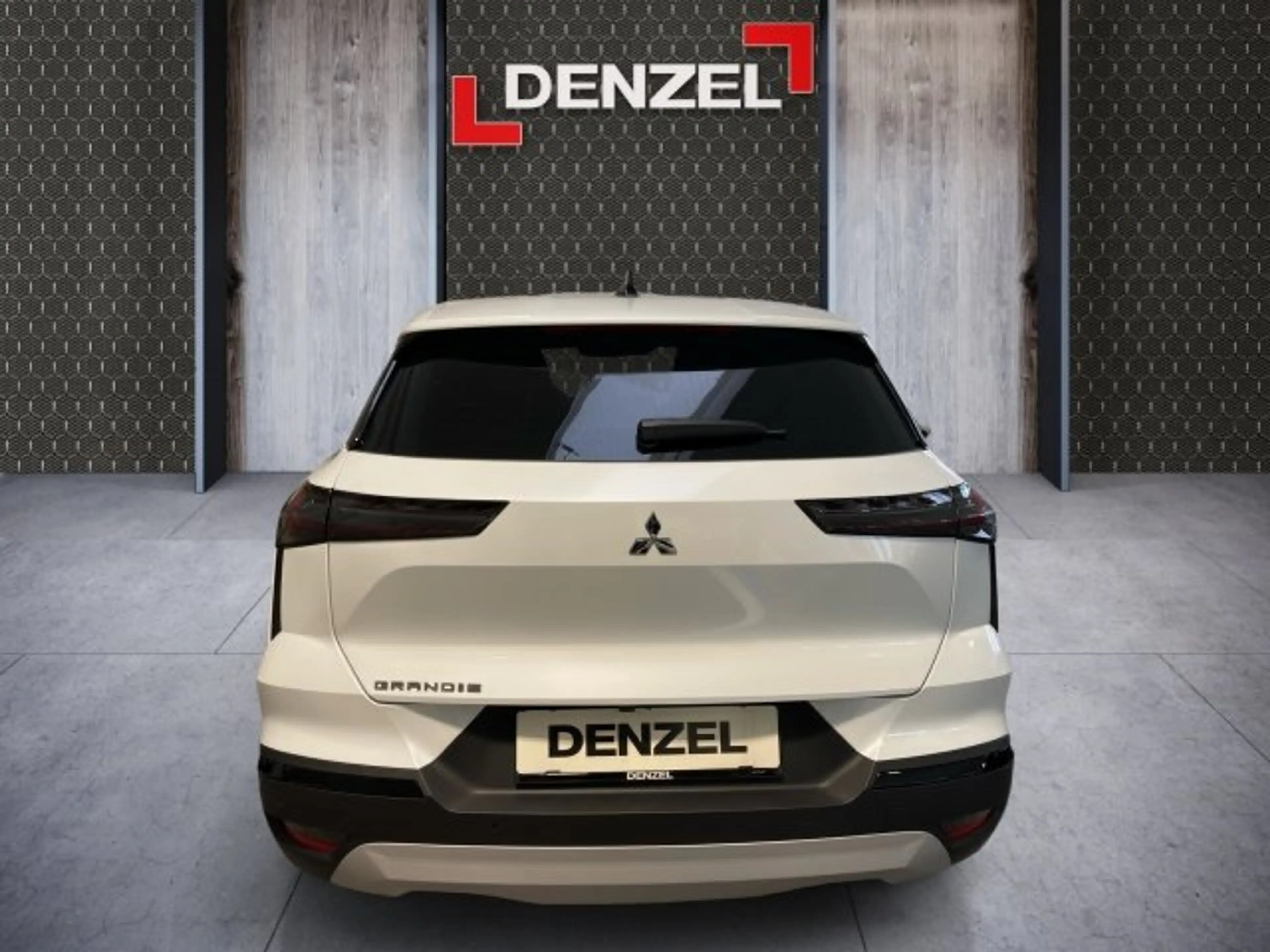 Mitsubishi Grandis 1,3 Petrol Intense S+C+T 26 — photo 11