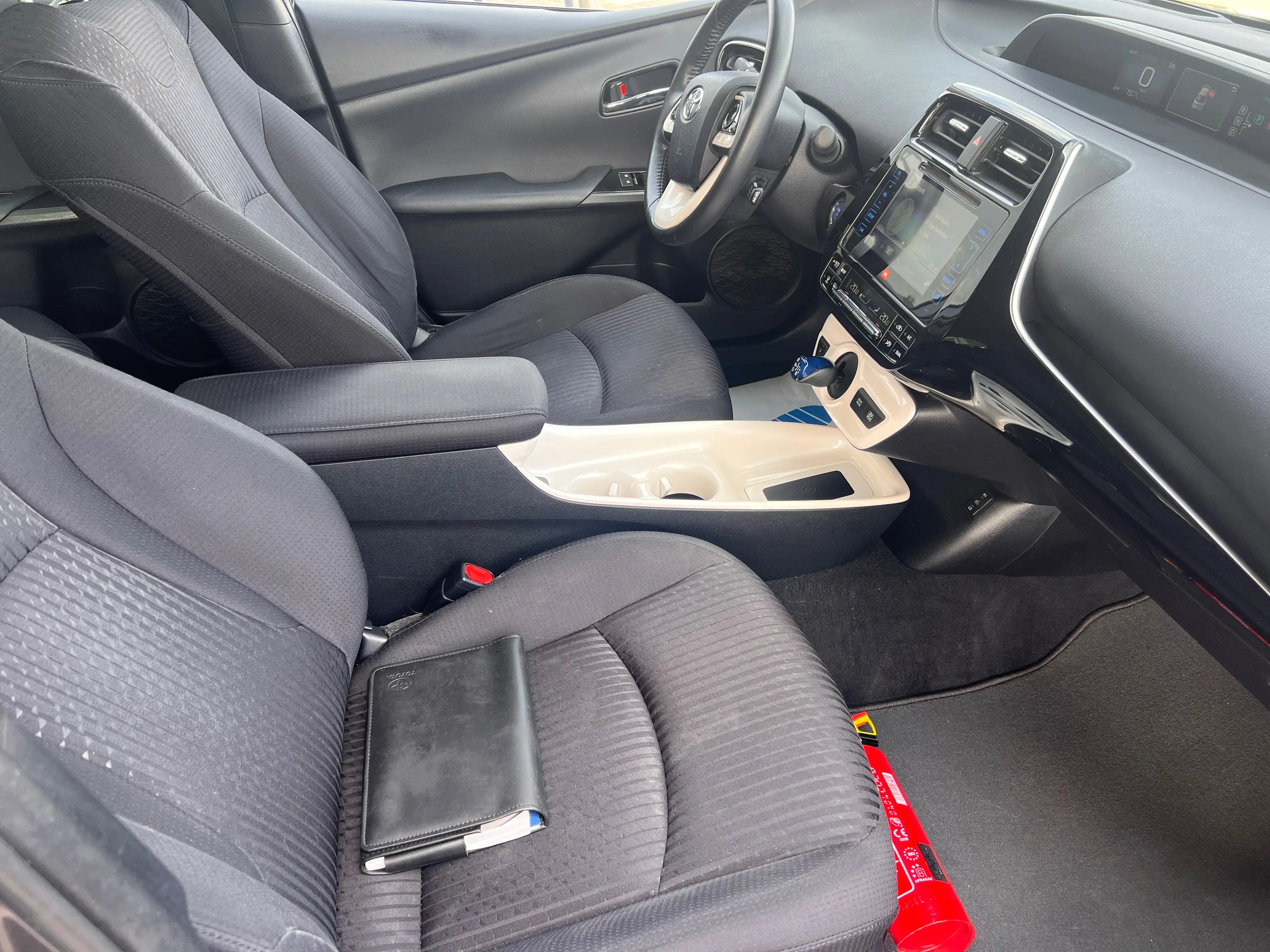 Toyota Prius Prius Hybrid 1.8i VVT-i Lounge CVT — photo 9