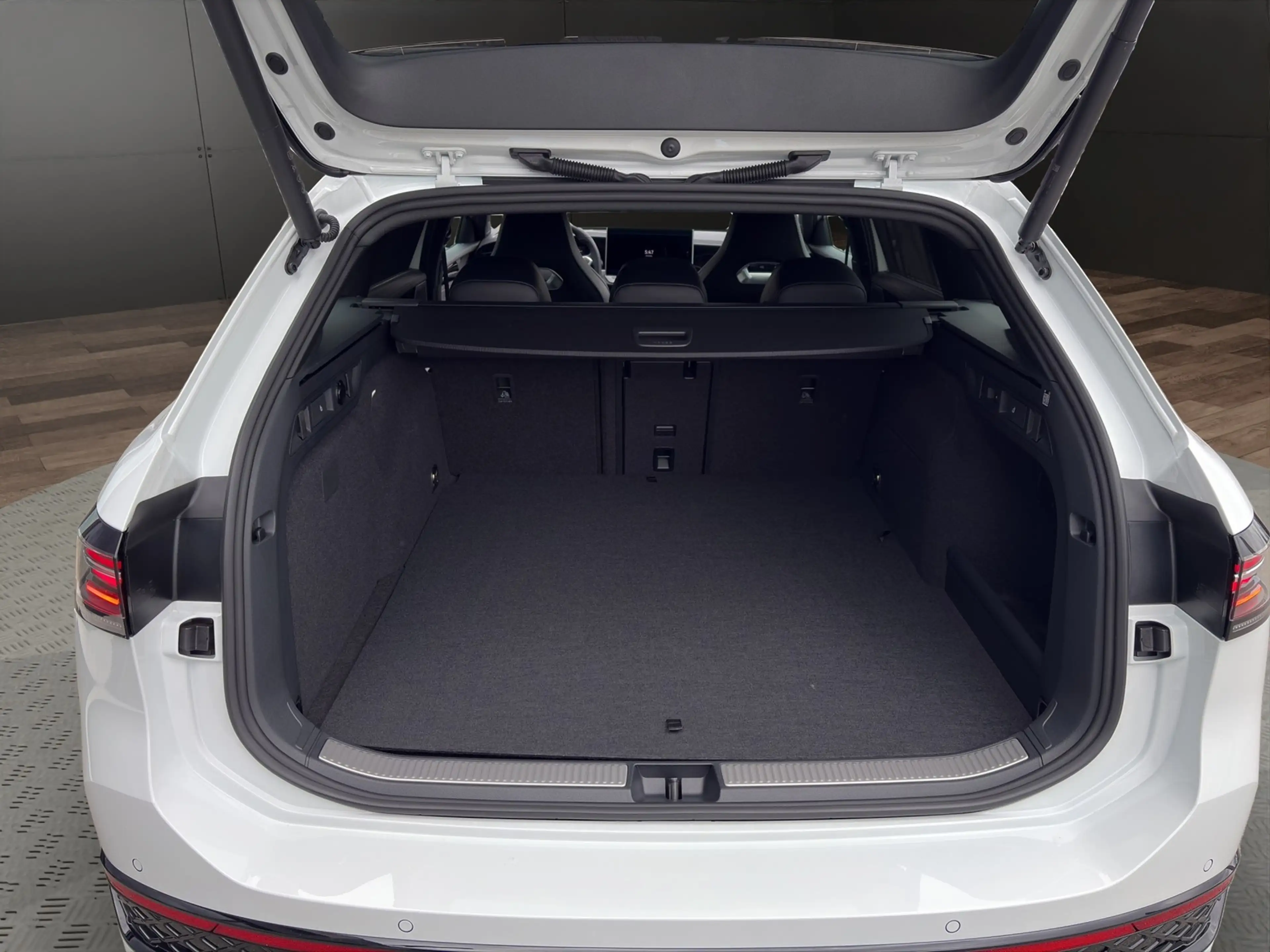 Volkswagen Passat Variant 1.5 TSI eHybrid R-Line DSG AHK+DCC+Keyless — photo 15