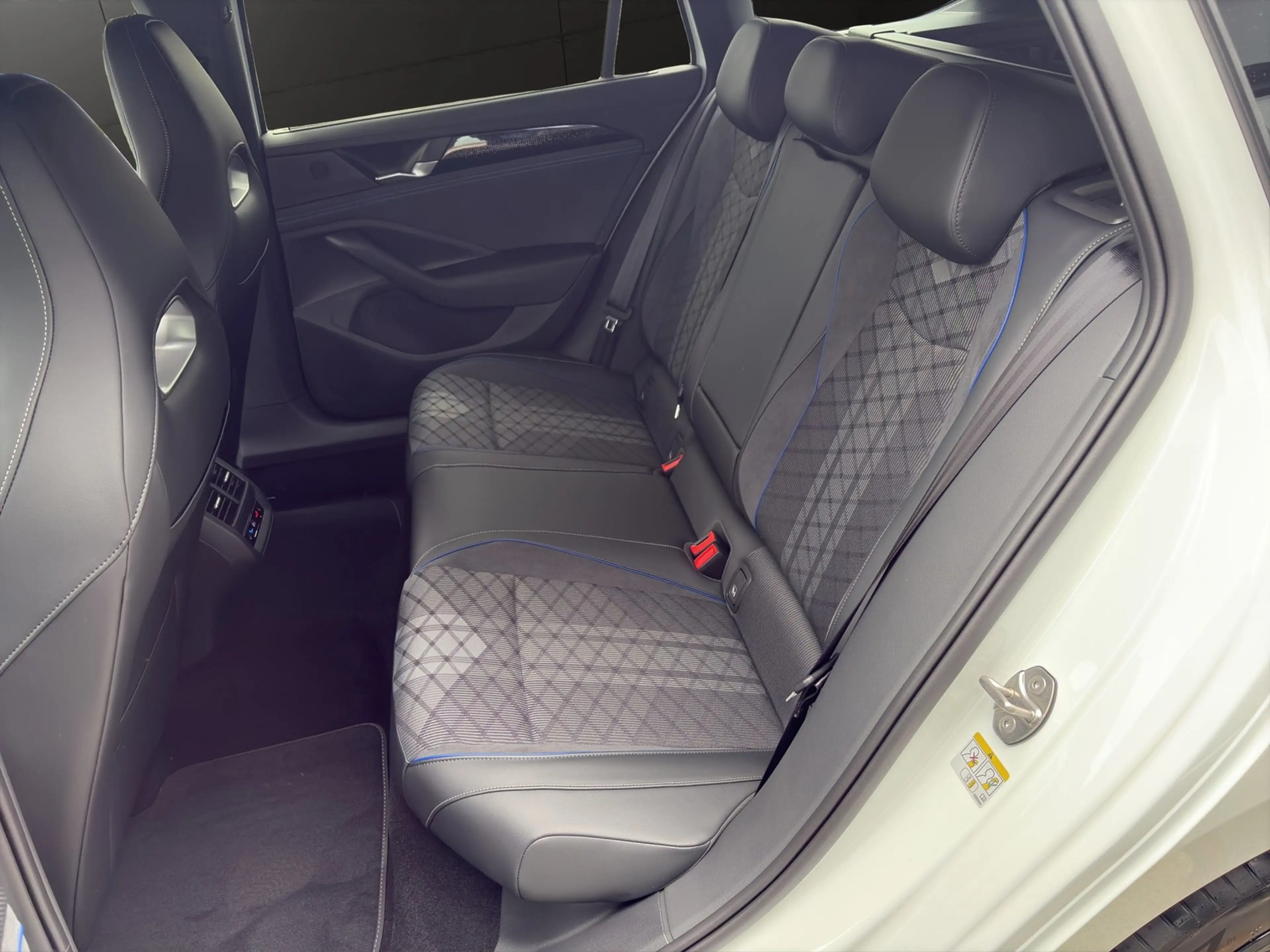 Volkswagen Passat Variant 1.5 TSI eHybrid R-Line DSG AHK+DCC+Keyless — photo 13